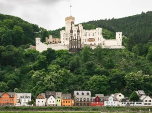 ラインラント-プファルツ州のシュトルツェンフェルス城の外観